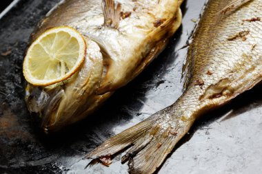 Metal tepsi fırında Dorado balık