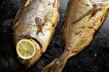 Metal tepsi fırında Dorado balık