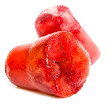 Beyaz arka plan üzerinde izole çilek ile dondurulmuş meyve suyu