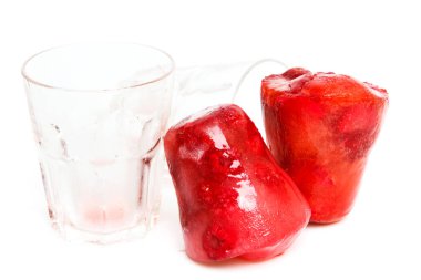 Beyaz arka plan üzerinde izole çilek ile dondurulmuş meyve suyu