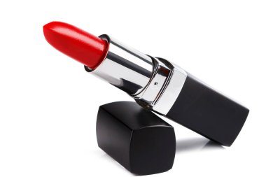 Beyaz arkaplanda kırmızı ruj izole edildi