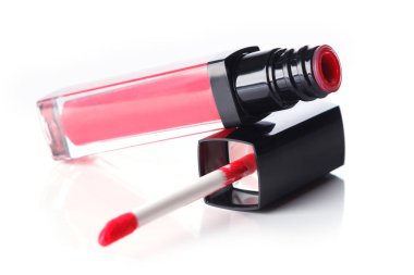 Beyaz arkaplanda fırçası olan sıvı ruj