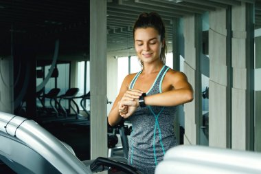 Spor salonunda treadmill genç sportif kadın