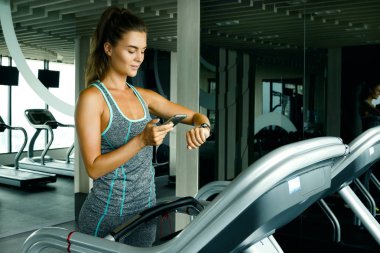 Spor salonunda treadmill genç sportif kadın