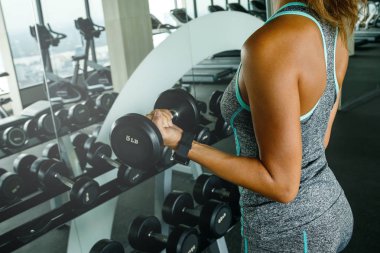 Halter salonunda ile çalışan genç kadın