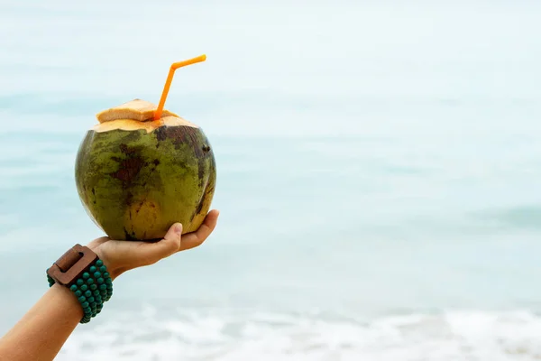 Kvinnlig Hand Med Kokosnöt Cocktail Stranden — Stockfoto