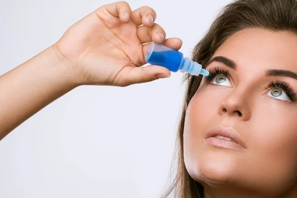 Hermosa Mujer Joven Usando Gotas Para Los Ojos — Foto de Stock