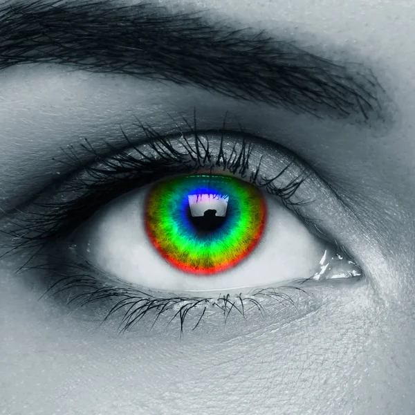 Nahaufnahme Des Weiblichen Auges Mit Regenbogenfarben Der Iris — Stockfoto