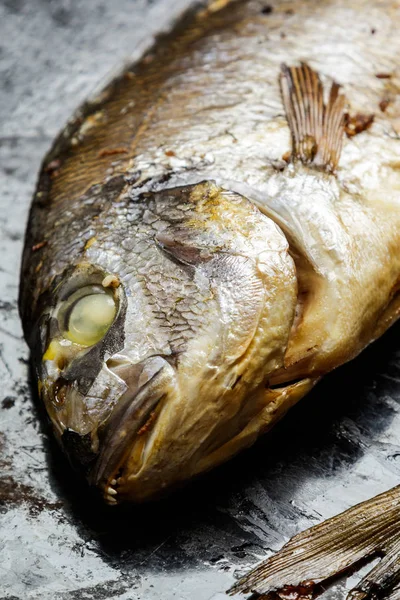 쟁반에 구운된 물고기 — 스톡 사진
