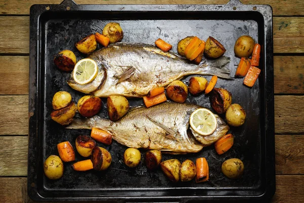 Peixe Dorado Assado Com Patato Cenoura — Fotografia de Stock