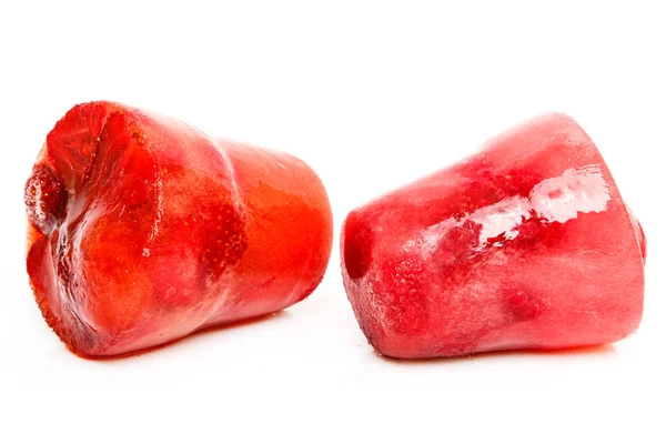 Beyaz arka plan üzerinde izole çilek ile dondurulmuş meyve suyu