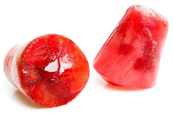 Beyaz arka plan üzerinde izole çilek ile dondurulmuş meyve suyu