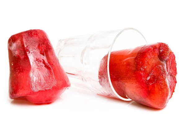 Beyaz arka plan üzerinde izole çilek ile dondurulmuş meyve suyu