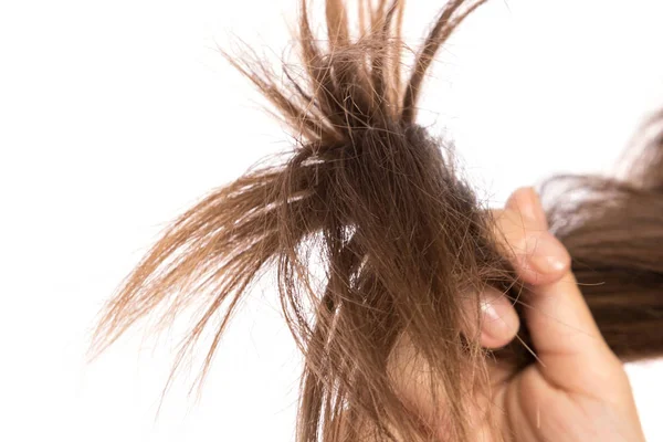 Kvinnlig Hand Som Håller Håret Isolerad Vit Bakgrund — Stockfoto
