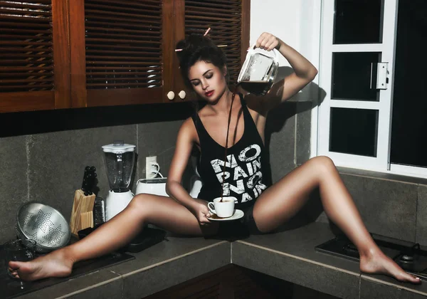 Donna Sexy Seduta Sul Tavolo Versando Caffè — Foto Stock