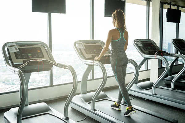 Junge Sportliche Frau Auf Dem Laufband Fitnessstudio — Stockfoto