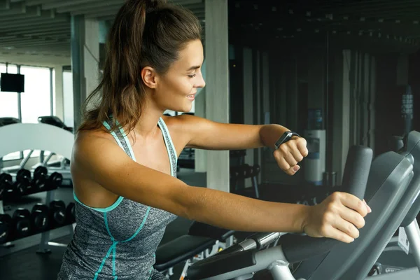 Femme Utilise Montre Intelligente Pendant Son Entraînement Dans Salle Gym — Photo