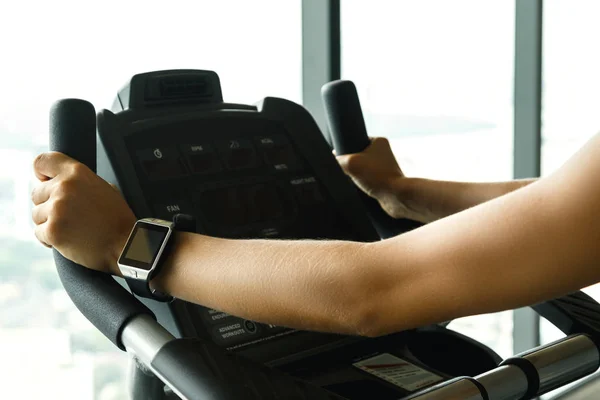 用智能手表在健身房关闭女性手的全景 — 图库照片