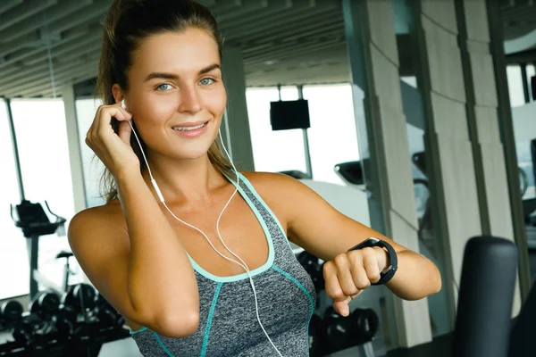 Woman Using Smart Watches Gym — Stock Photo, Image