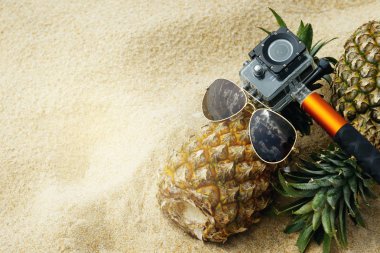 Sahilde farklı nesneler. Ananas, güneş gözlüğü ve eylem-cam.