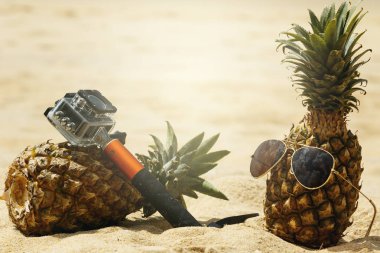 Sahilde farklı nesneler. Ananas, güneş gözlüğü ve eylem-cam.
