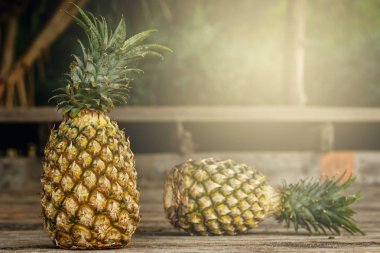 Ananas Bahçe, ahşap yüzey üzerinde görünümü kapatın