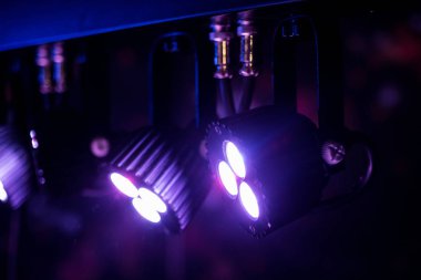 Karanlıkta parlak projektörler görünümünü kapat