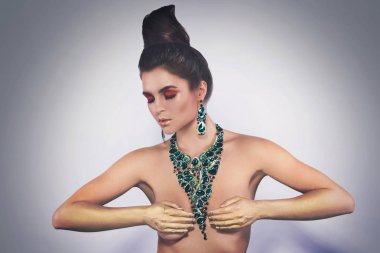 Büyük güzel kolye mücevher bir sürü güzel kadın giyiyor