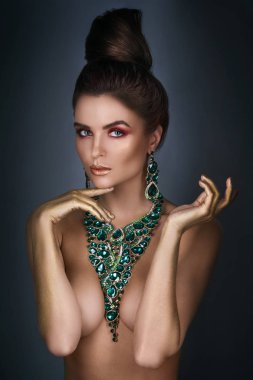 Büyük güzel kolye mücevher bir sürü güzel kadın giyiyor