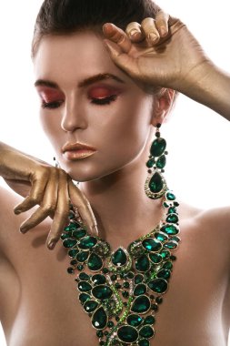 Büyük güzel kolye mücevher bir sürü güzel kadın giyiyor