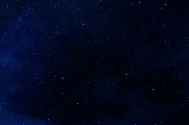 Güzel gece gökyüzünde yıldızlar ile uzun pozlama fotoğraf 