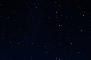 Güzel gece gökyüzünde yıldızlar ile uzun pozlama fotoğraf 