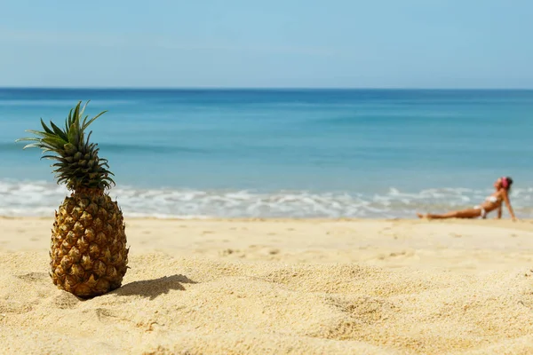 Φρούτα Ανανά Αμμώδη Παραλία Στην Ηλιόλουστη Μέρα — Φωτογραφία Αρχείου