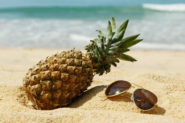 Ananas Und Sonnenbrille Sandstrand Nahsicht — Stockfoto