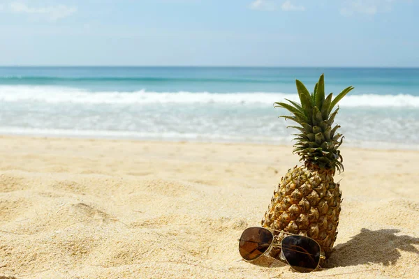 Ananas Och Solglasögon Sandstrand Nära Håll — Stockfoto