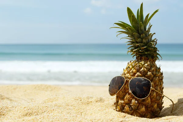 Ananas Och Solglasögon Sandstrand Nära Håll — Stockfoto