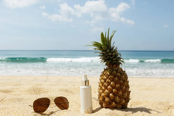 Ananas Solglasögon Och Solskyddsmedel Lotion Stranden — Stockfoto