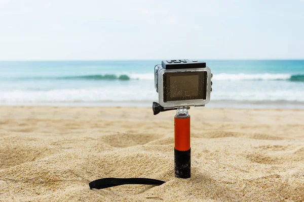 Action Kamera Wasserdichtem Etui Mit Einbeinstativ Strand — Stockfoto