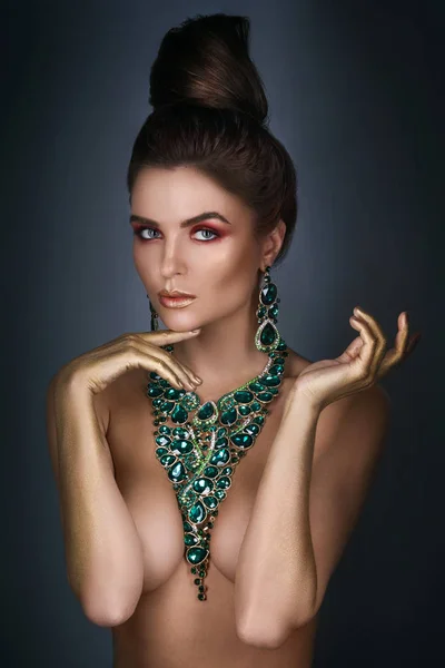 Mujer Hermosa Está Usando Collar Hermoso Grande Con Montón Gemas — Foto de Stock