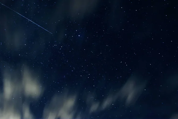 Длительное Фото Ночного Неба Звездами Облаками — стоковое фото