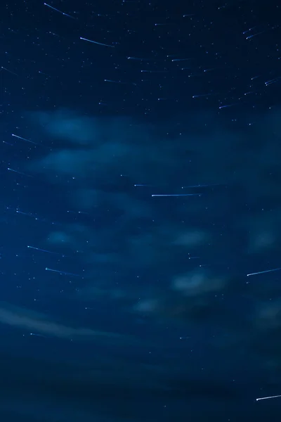 Foto Larga Exposición Del Cielo Nocturno Con Estrellas Nubes —  Fotos de Stock