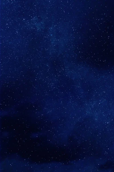 Güzel gece gökyüzünde yıldızlar ile uzun pozlama fotoğraf 