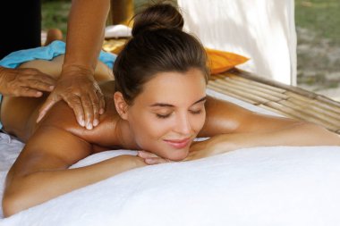 Kadının geleneksel Tay masajı