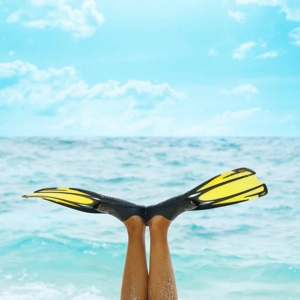 Bijgesneden Afbeelding Van Vrouwelijke Benen Flippers Strand — Stockfoto
