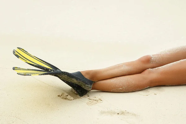 Imagem Cortada Pernas Femininas Nadadeiras Praia — Fotografia de Stock