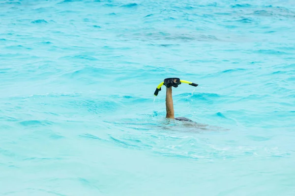 Mannenhand Masker Snorkelen Boven Water Houden — Stockfoto