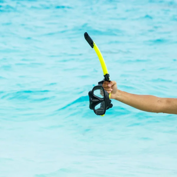 Mannenhand Masker Snorkelen Boven Water Houden — Stockfoto