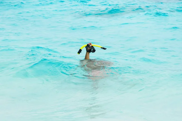 Mannenhand Masker Snorkelen Boven Water Houden — Stockfoto