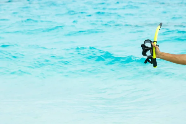 Чоловіча Рука Тримає Маску Підводного Плавання Над Водою — стокове фото
