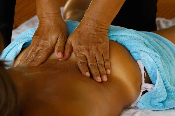 Mujer Disfrutando Masaje Tailandés Tradicional —  Fotos de Stock